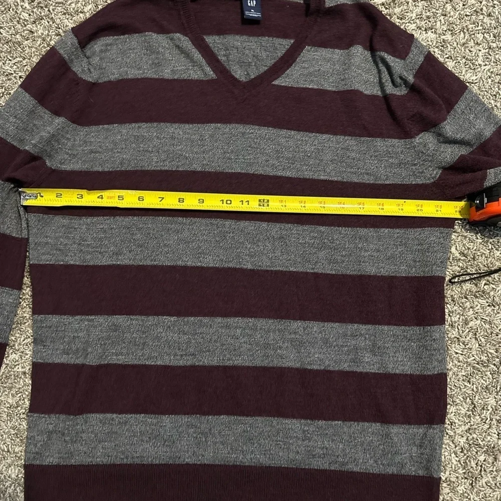 GAP Men's Maroon and Gray Striped Crewneck Sweater